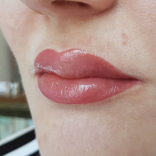 Eine Nahaufnahme der Lippen einer Frau mit Lippenstift darauf.