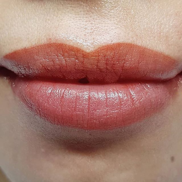 Eine Nahaufnahme der Lippen einer Frau mit rotem Lippenstift.
