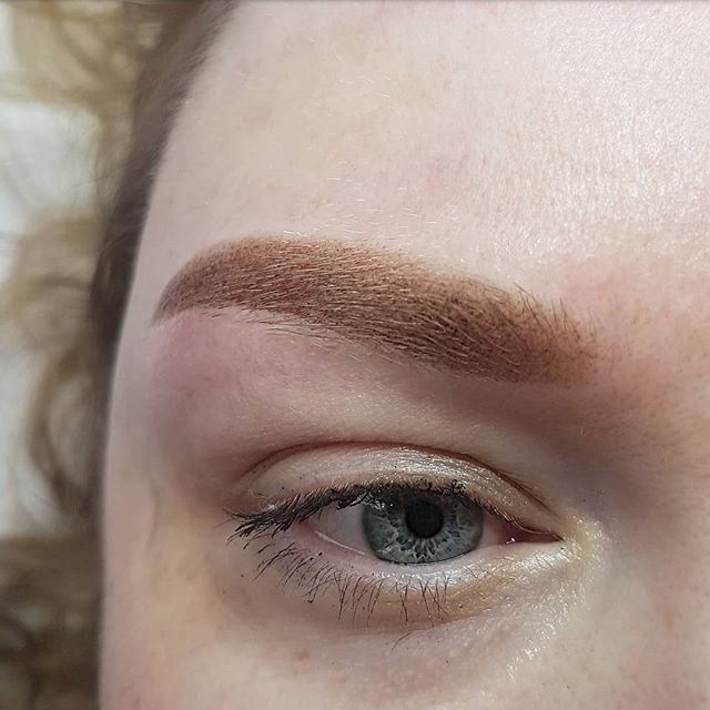 Eine Nahaufnahme der Augen und Augenbrauen einer Frau.