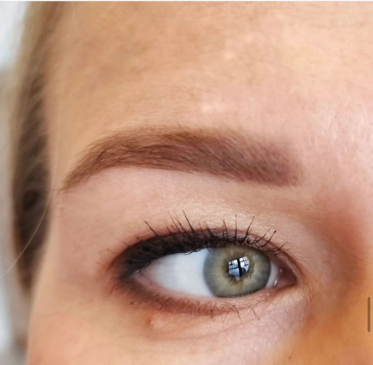 Eine Nahaufnahme des Auges einer Frau mit Make-up