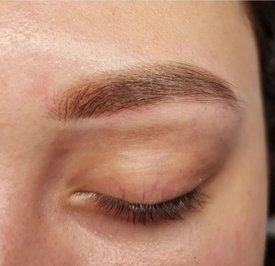 Eine Nahaufnahme des Auges einer Frau mit geschlossenen Augen.