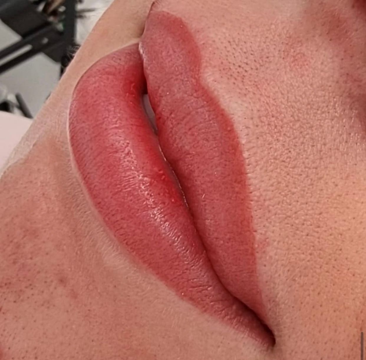 Eine Nahaufnahme der Lippen einer Frau mit rotem Lippenstift.