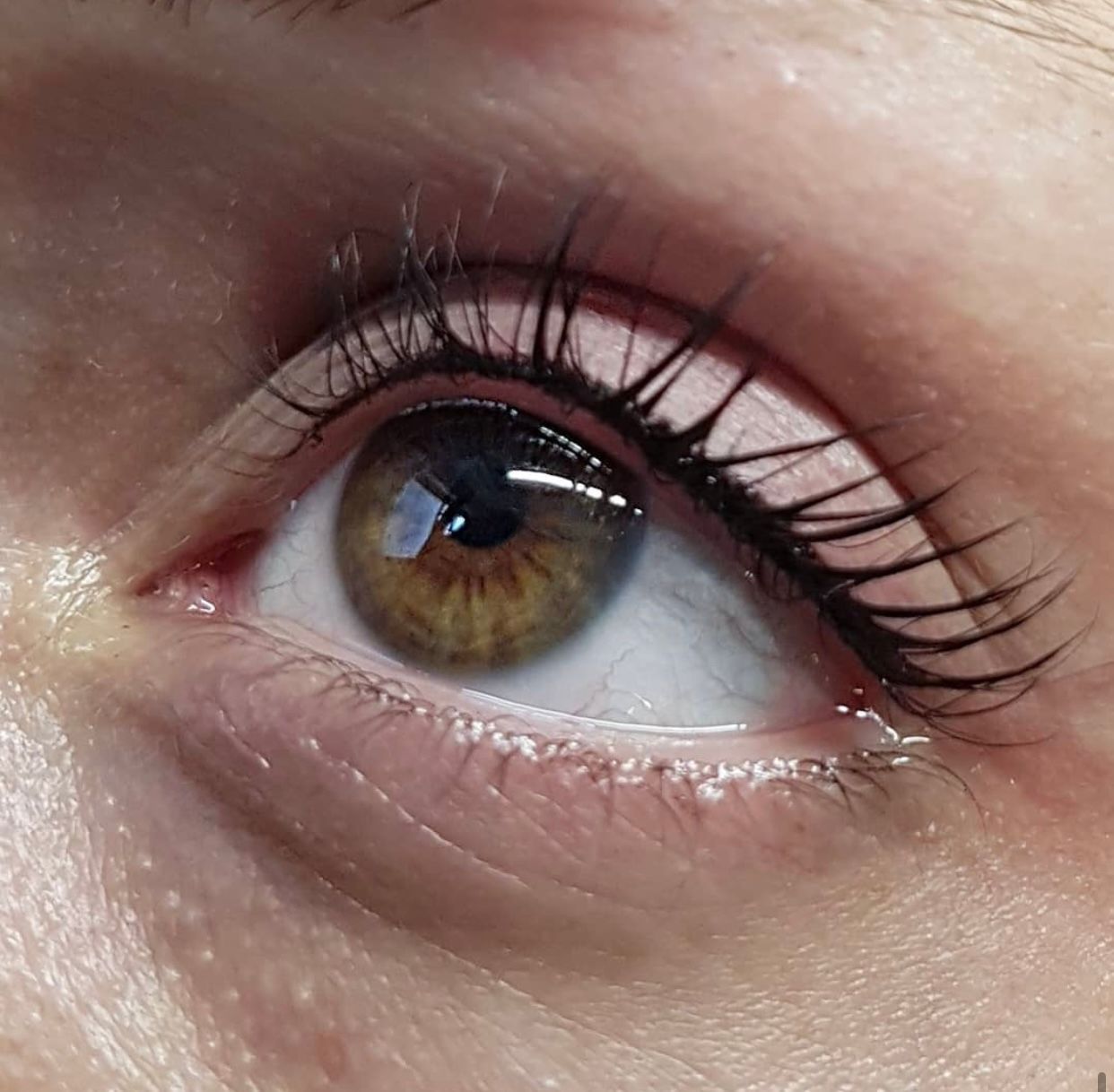 Eine Nahaufnahme eines Frauenauges mit langen Wimpern