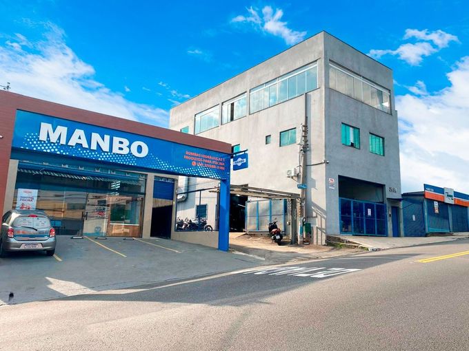 Um prédio com a palavra mambo nele