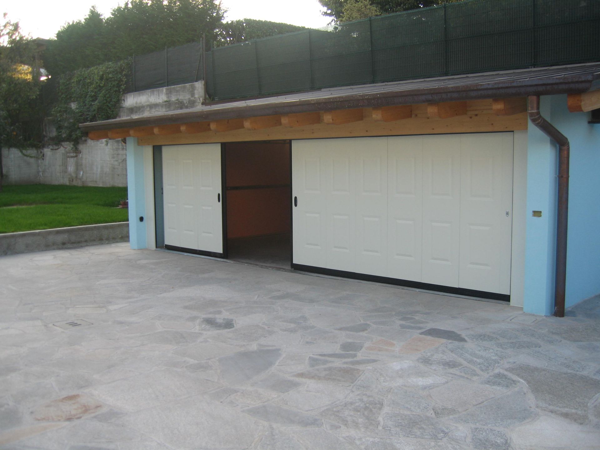 portone garage con disegni quadrati