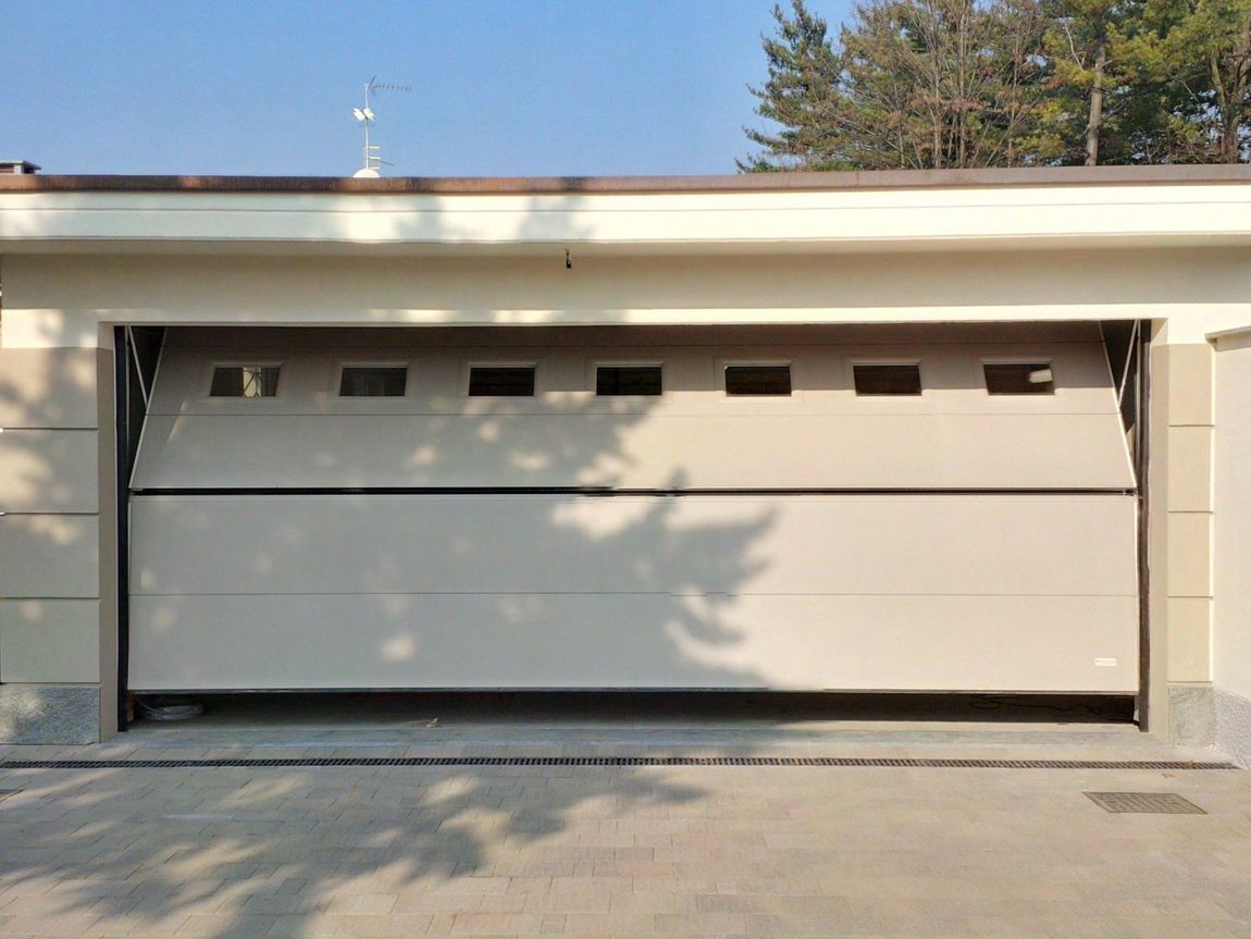 porta sezionale garage con incisioni sulla superficie