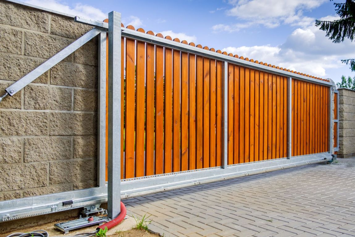 cancello scorrevole in legno con struttura in alluminio