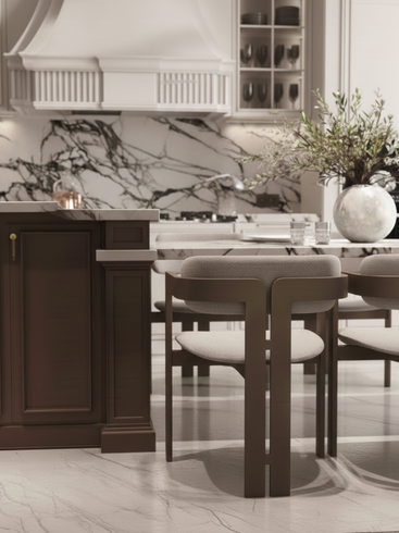 Elegante cocina con salpicadero de mármol, isla, mesa de comedor y sillas modernas.