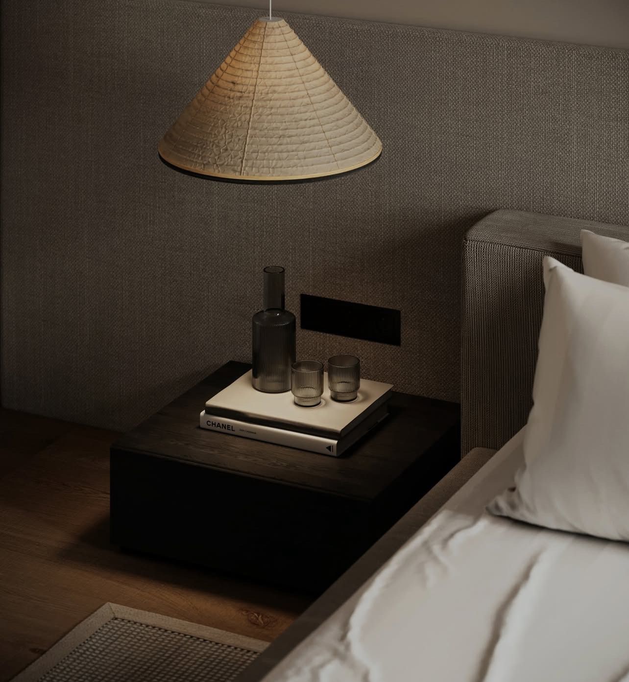 Dormitorio con mesita de noche, lámpara y pared texturizada.