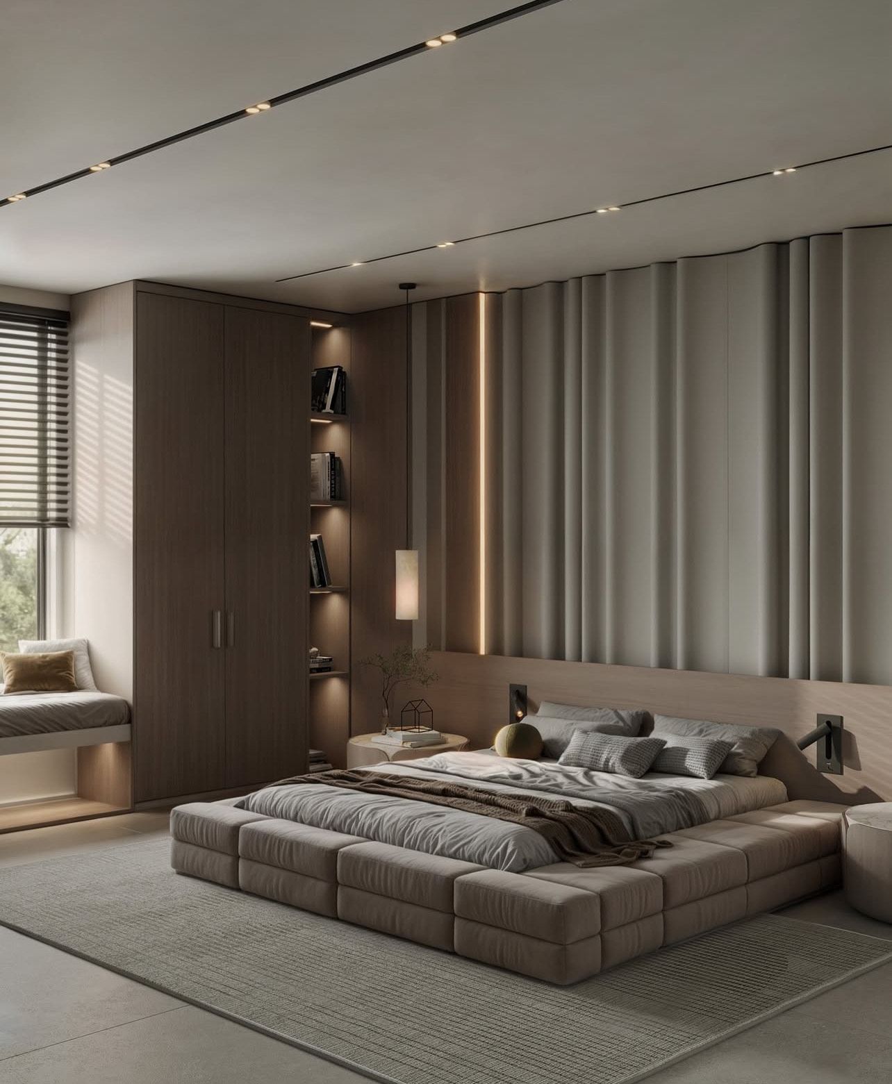 Dormitorio moderno con cama baja, tonos neutros, armario empotrado y asiento junto a la ventana.