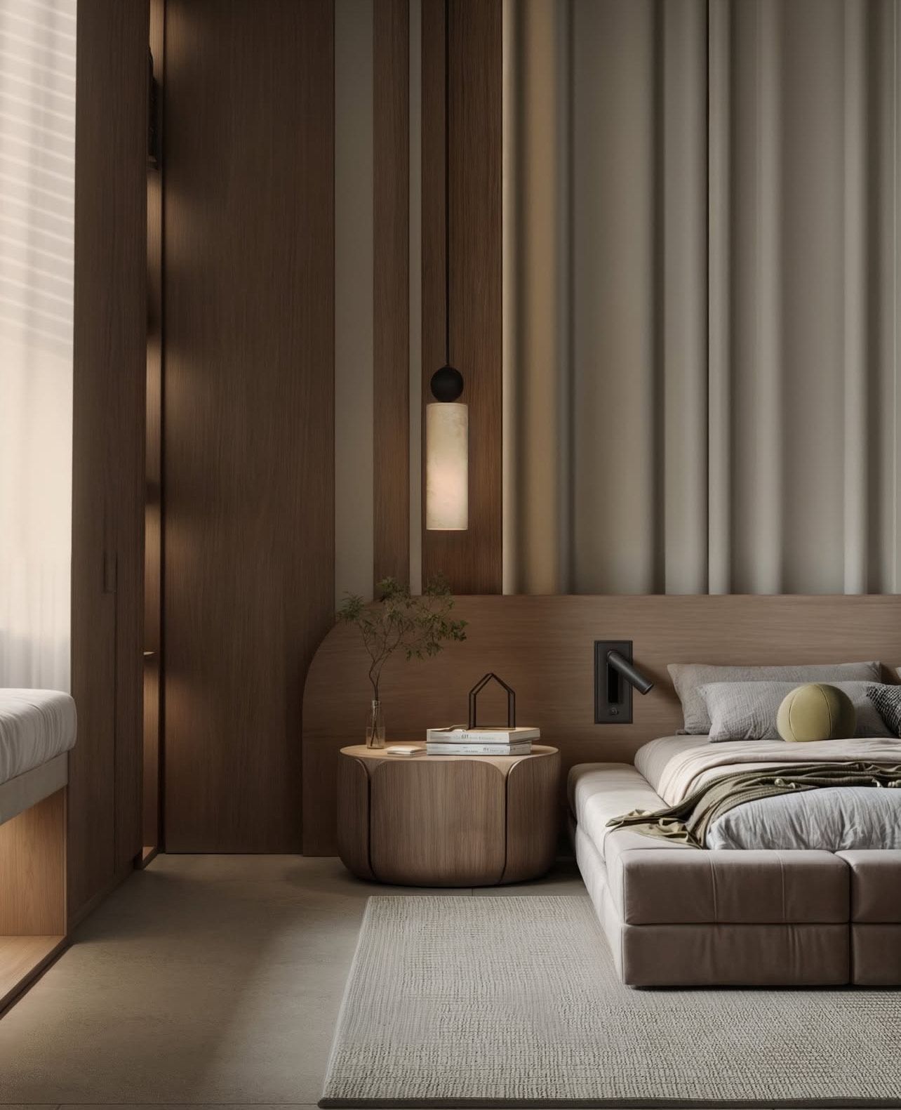 Dormitorio de madera con cama, mesita de noche, lámpara colgante y fondo de cortina.