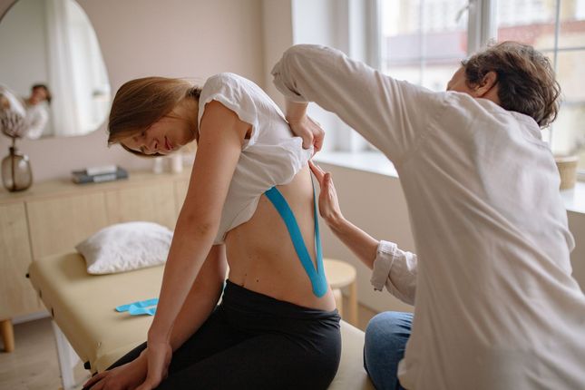 Doctor ortopedista revisando radiografía con paciente