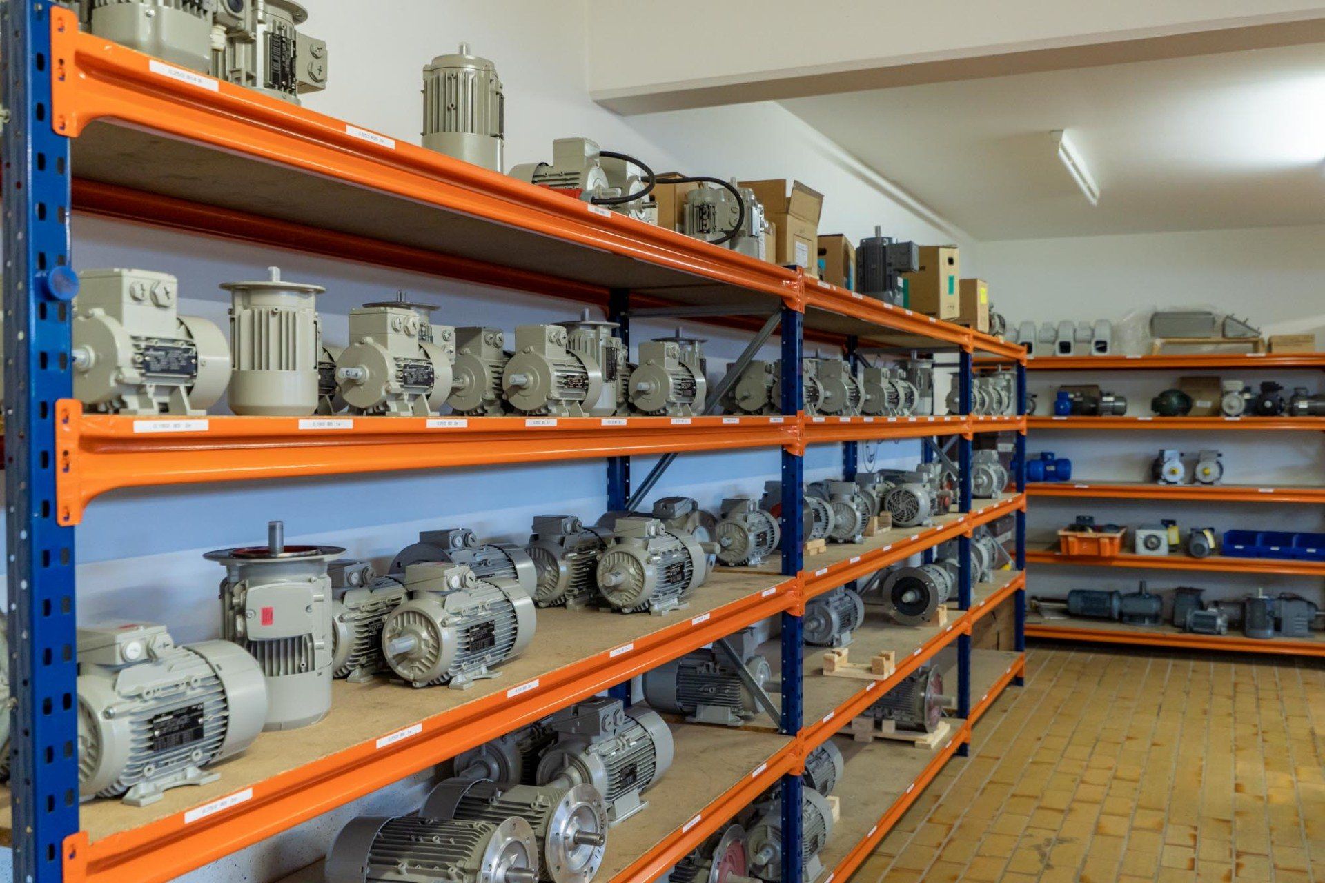 Lager Regal mit Elektromotoren