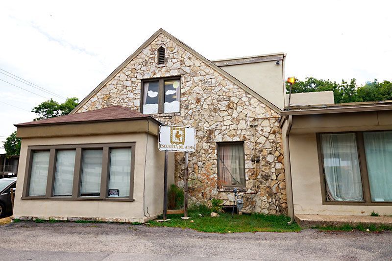 A stone building with a sign that says l on it