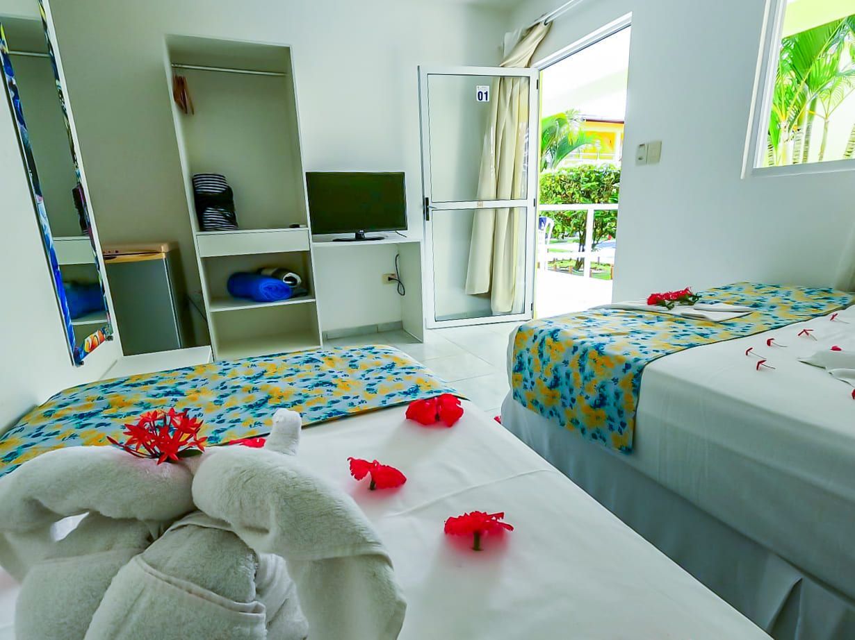 Um quarto de hotel com duas camas e uma televisão