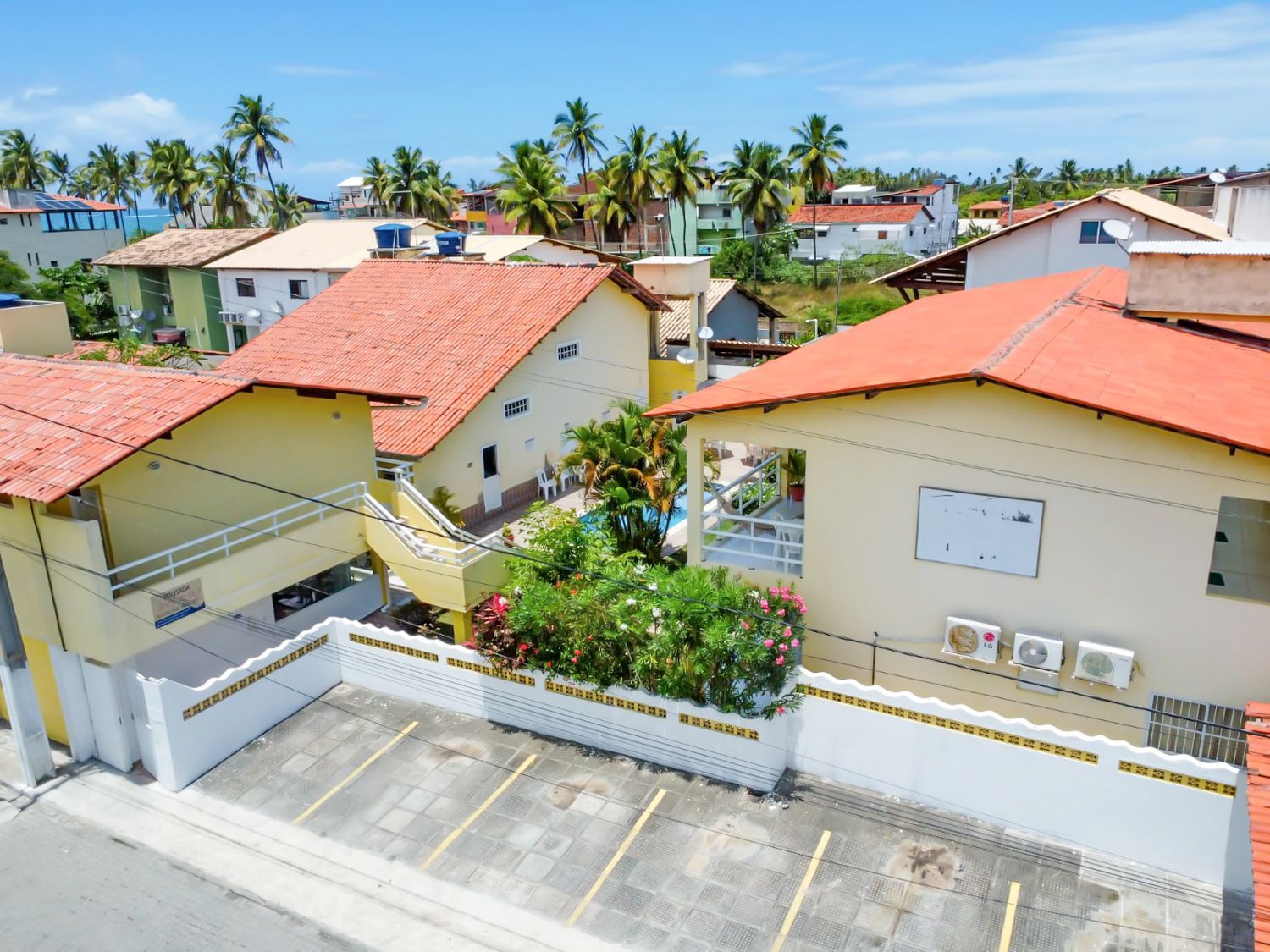 Uma vista aérea de uma área residencial com casas e um estacionamento