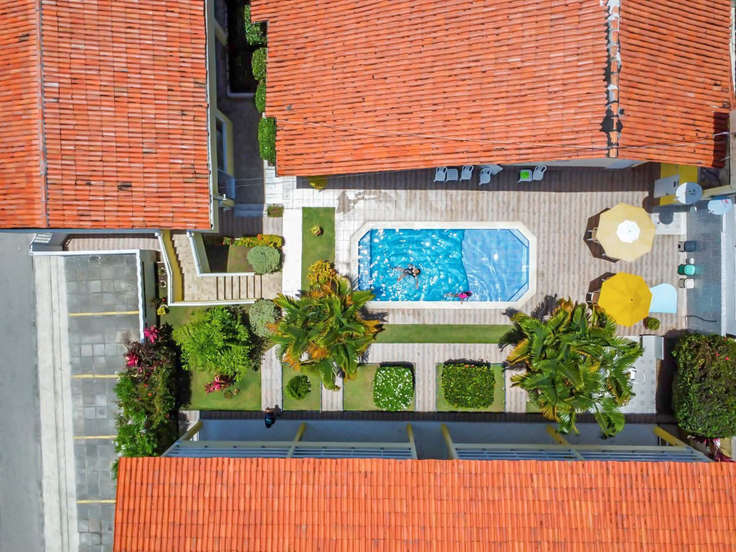 Vista aérea de uma casa com piscina