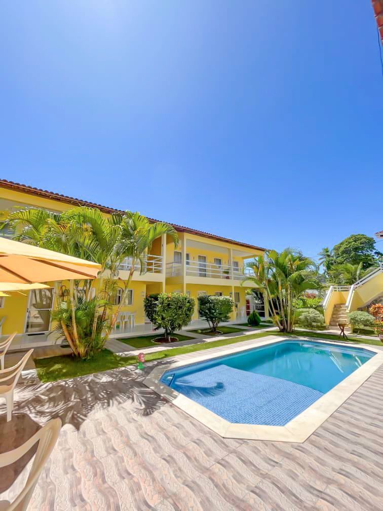 Há uma grande piscina em frente a um prédio.