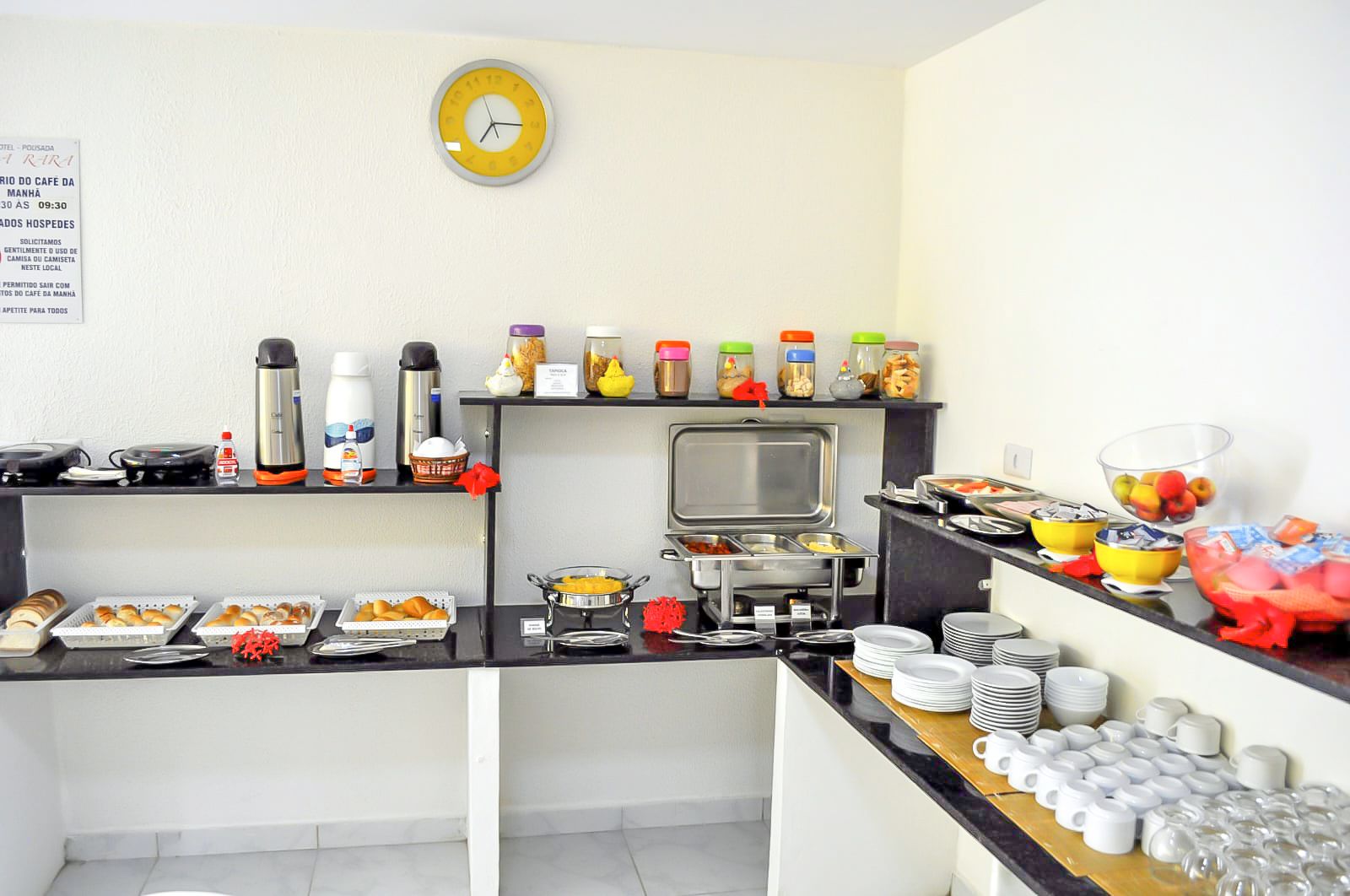 Uma cozinha com muita comida e um relógio na parede