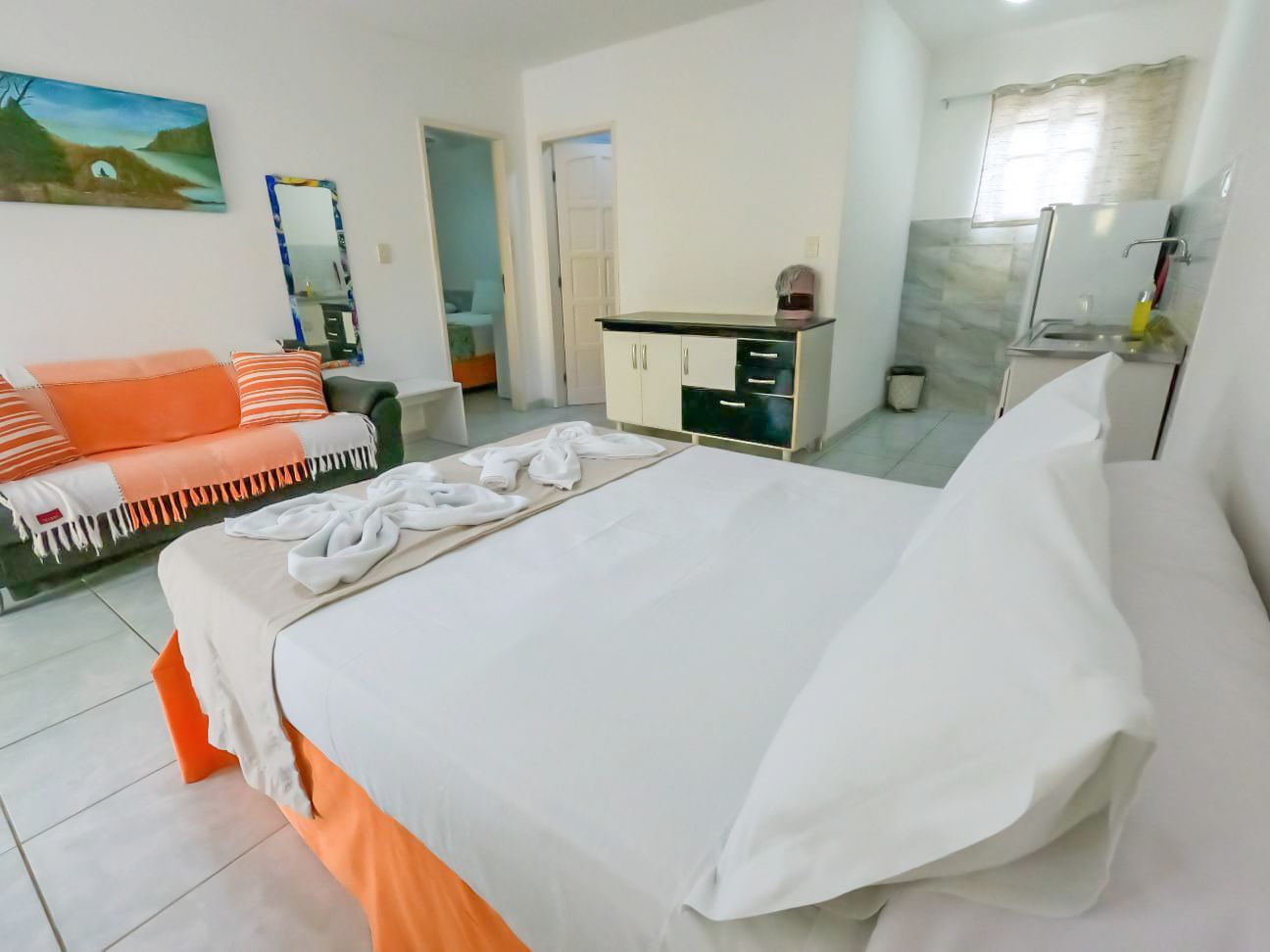 Um quarto com uma cama e um sofá