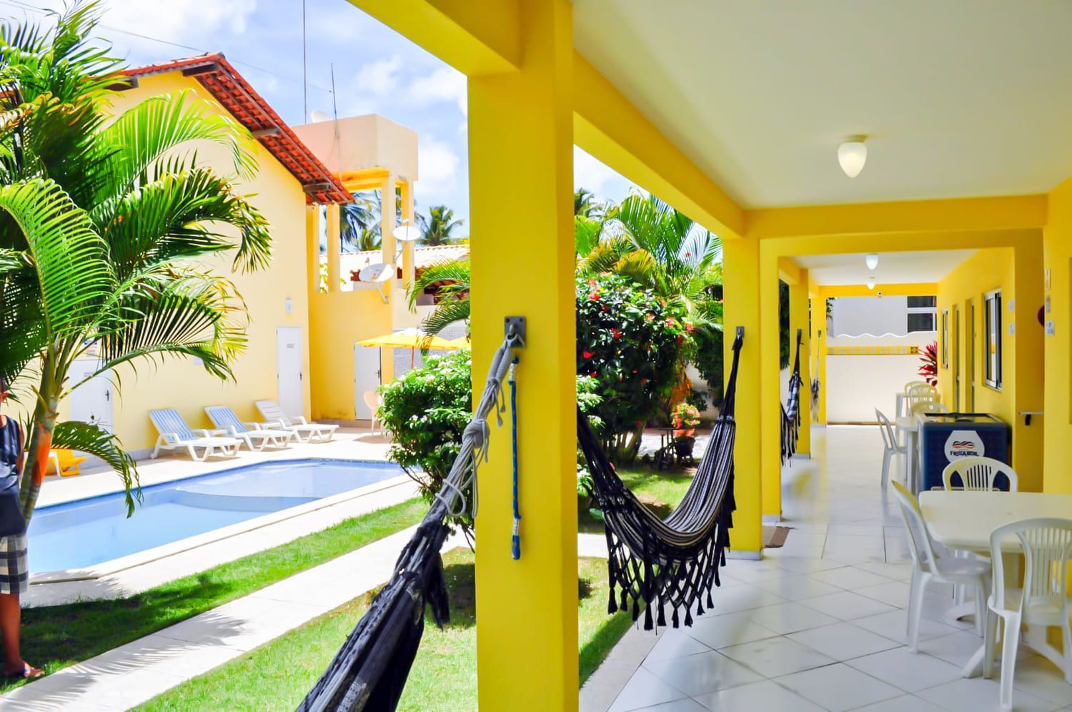 Um prédio amarelo com uma rede na frente