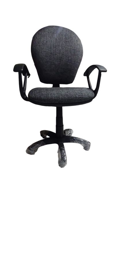 Silla de oficina negra con asiento acolchado, respaldo, reposabrazos y base de cinco ruedas sobre un fondo blanco.