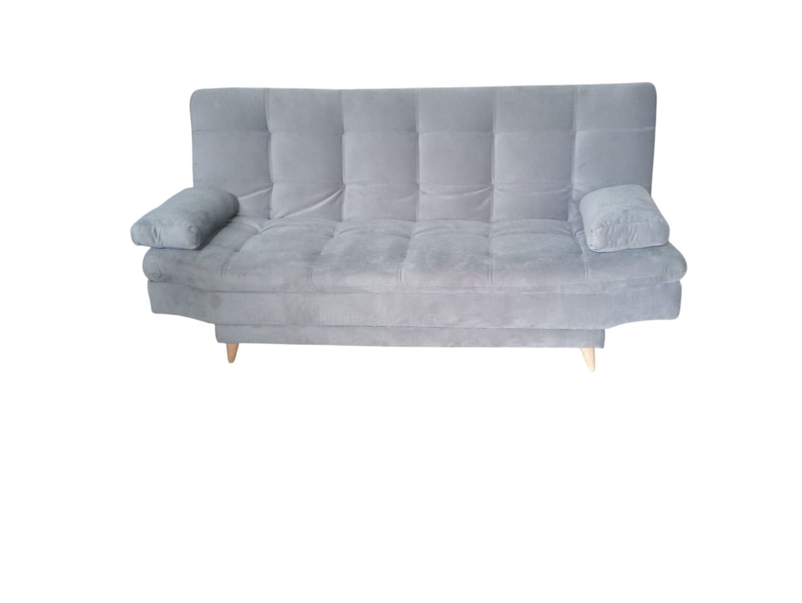 Sofá futón gris con dos brazos y patas de madera sobre fondo blanco.
