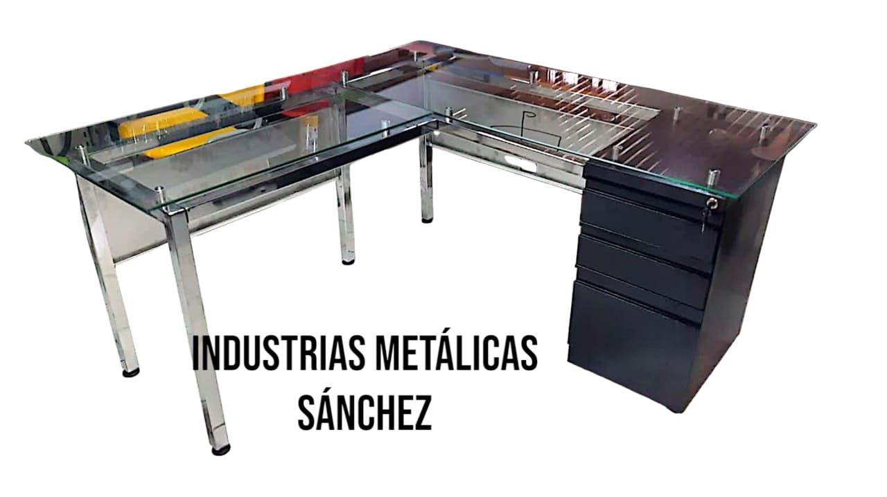 Escritorio de oficina oscuro en forma de L con tres cajones sobre una superficie de madera.