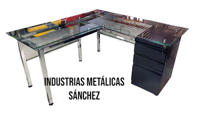 Escritorio de oficina oscuro en forma de L con tres cajones sobre una superficie de madera.