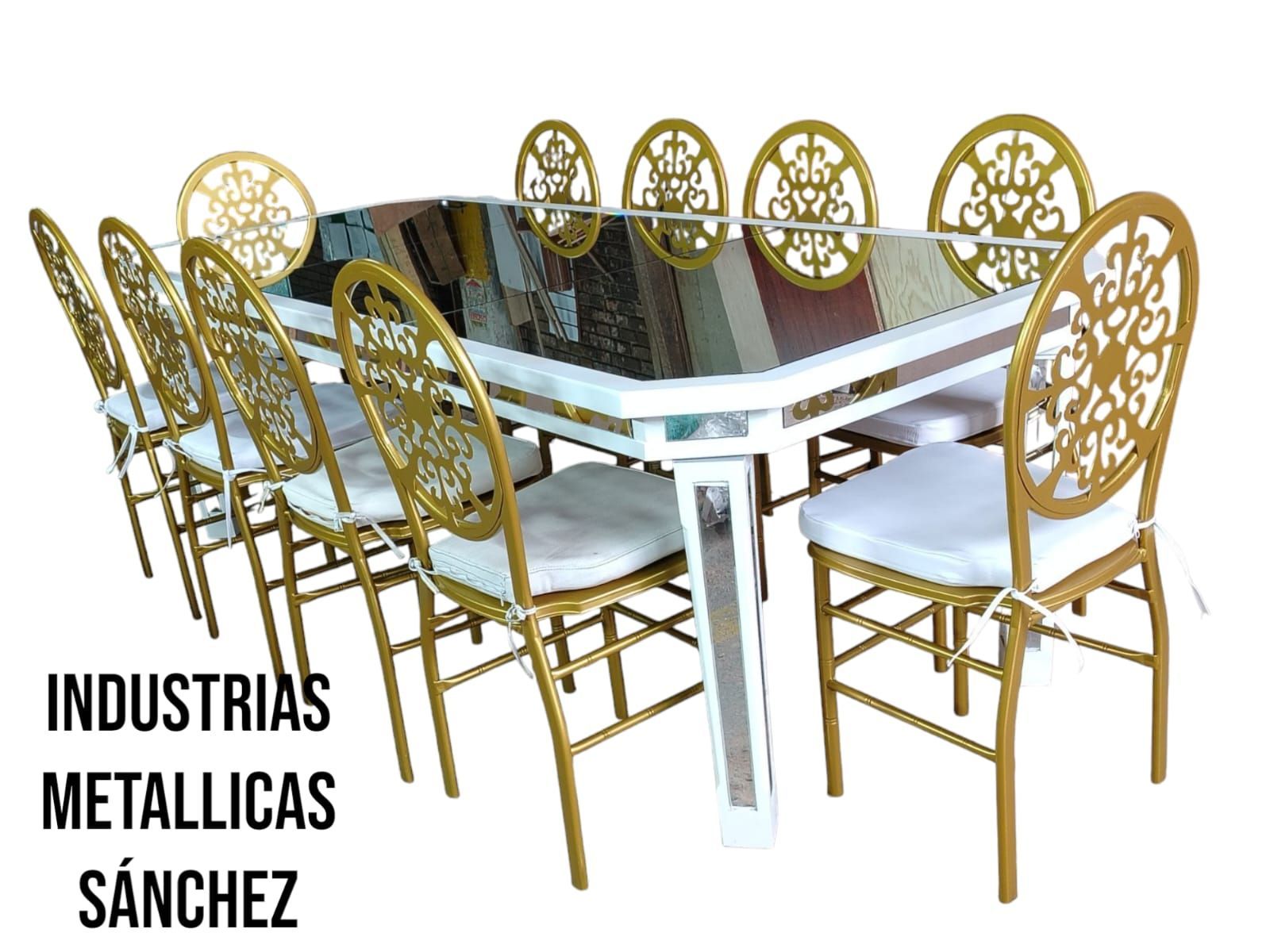Banco de cuatro plazas de metal plateado, adecuado para zonas de espera públicas.