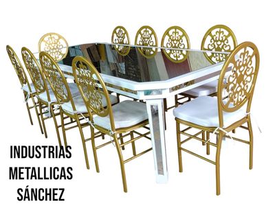 Banco de cuatro plazas de metal plateado, adecuado para zonas de espera públicas.
