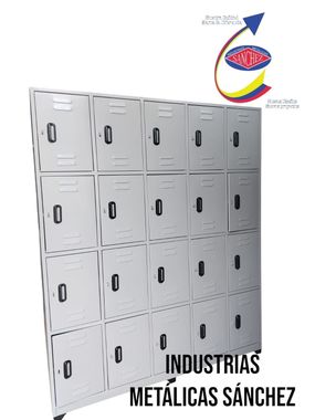 Taquillas metálicas en color gris claro, con el logo de una empresa y el nombre de la empresa en la parte inferior.