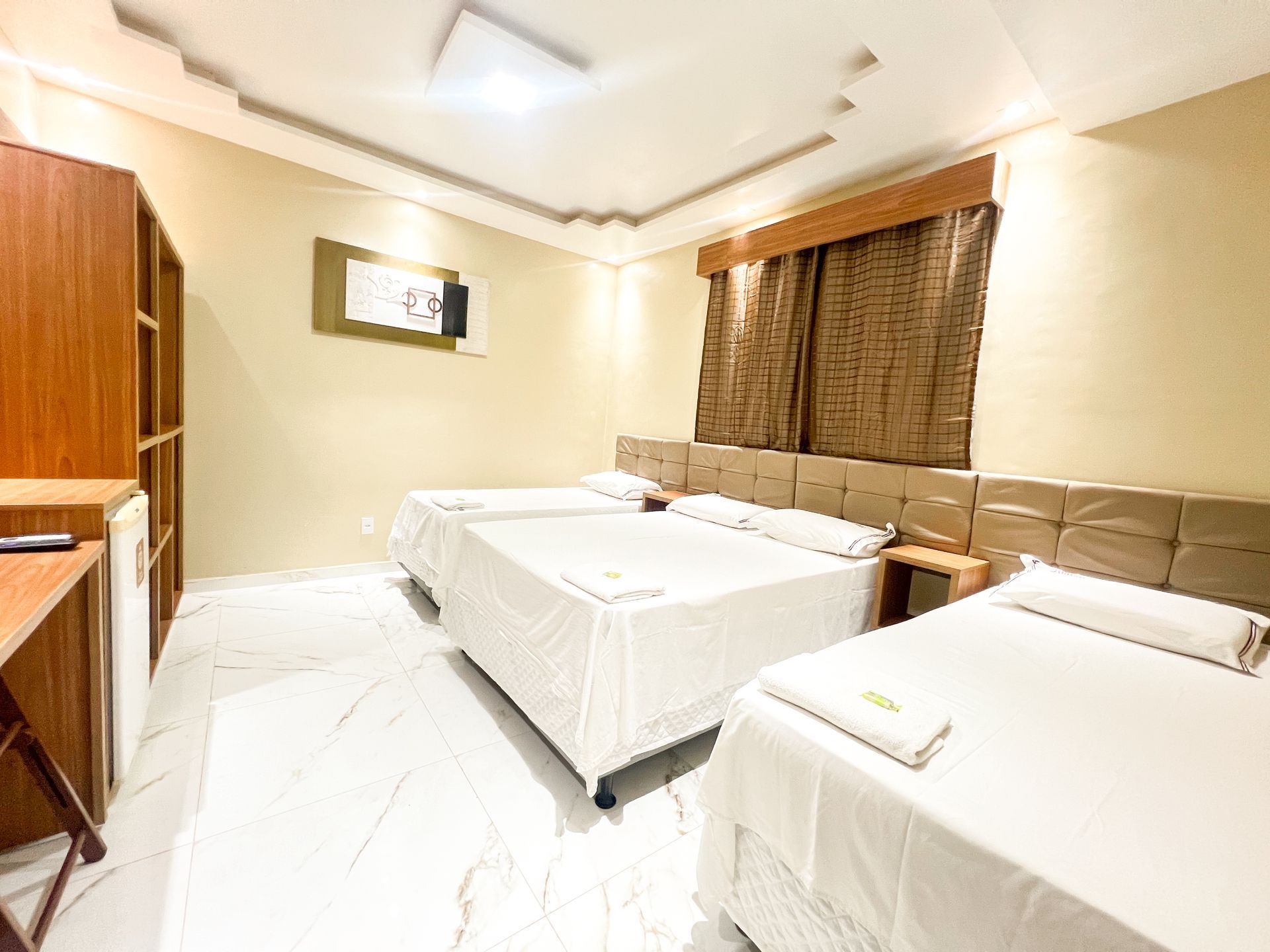 Um quarto de hotel com uma cama grande e um banheiro.