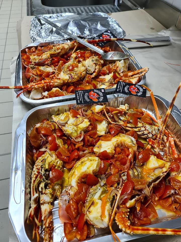 teglie di pietanze di mare