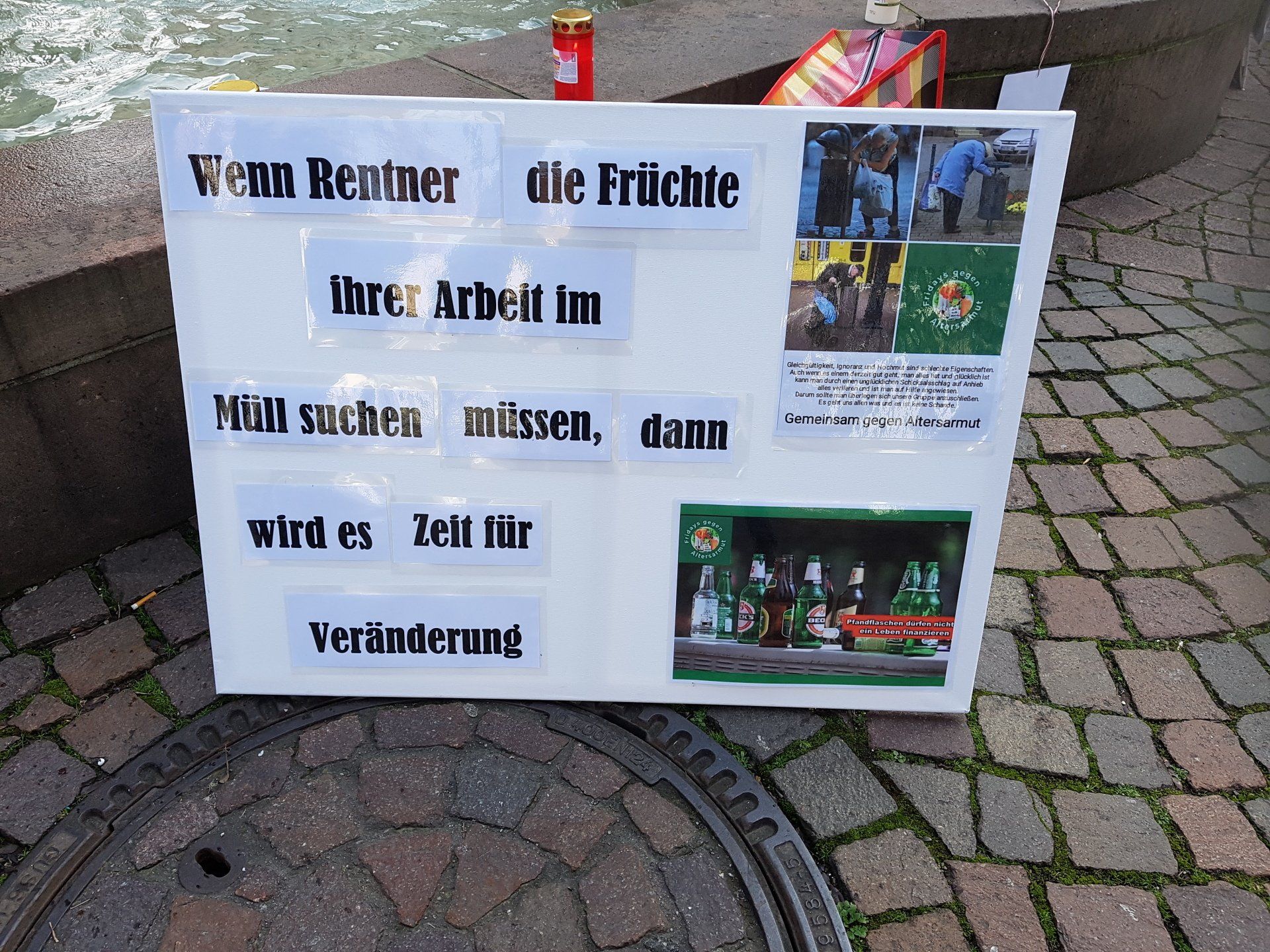 Ein Schild mit der Aufschrift „Wenn Rentner nach den Früchten ihrer Arbeit suchen müssen, dann ist ein Wandel nötig“ befindet sich auf der Straße.