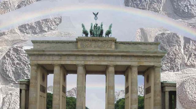 Enter Das Brandenburger Tor mit einem darüber gespannten Regenbogen vor einer felsigen, bergigen Kulisse.