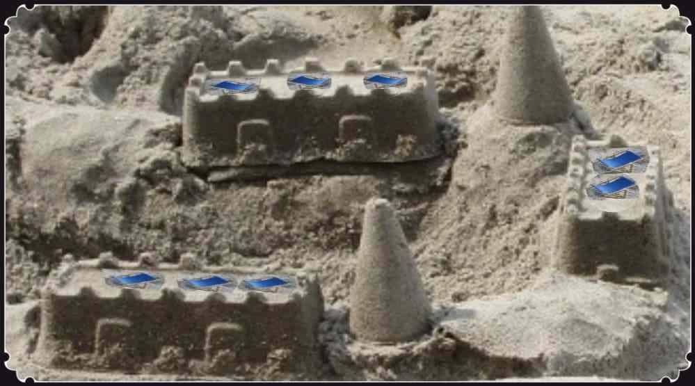 Sandburgen mit blauen Liegestühlen am Strand.