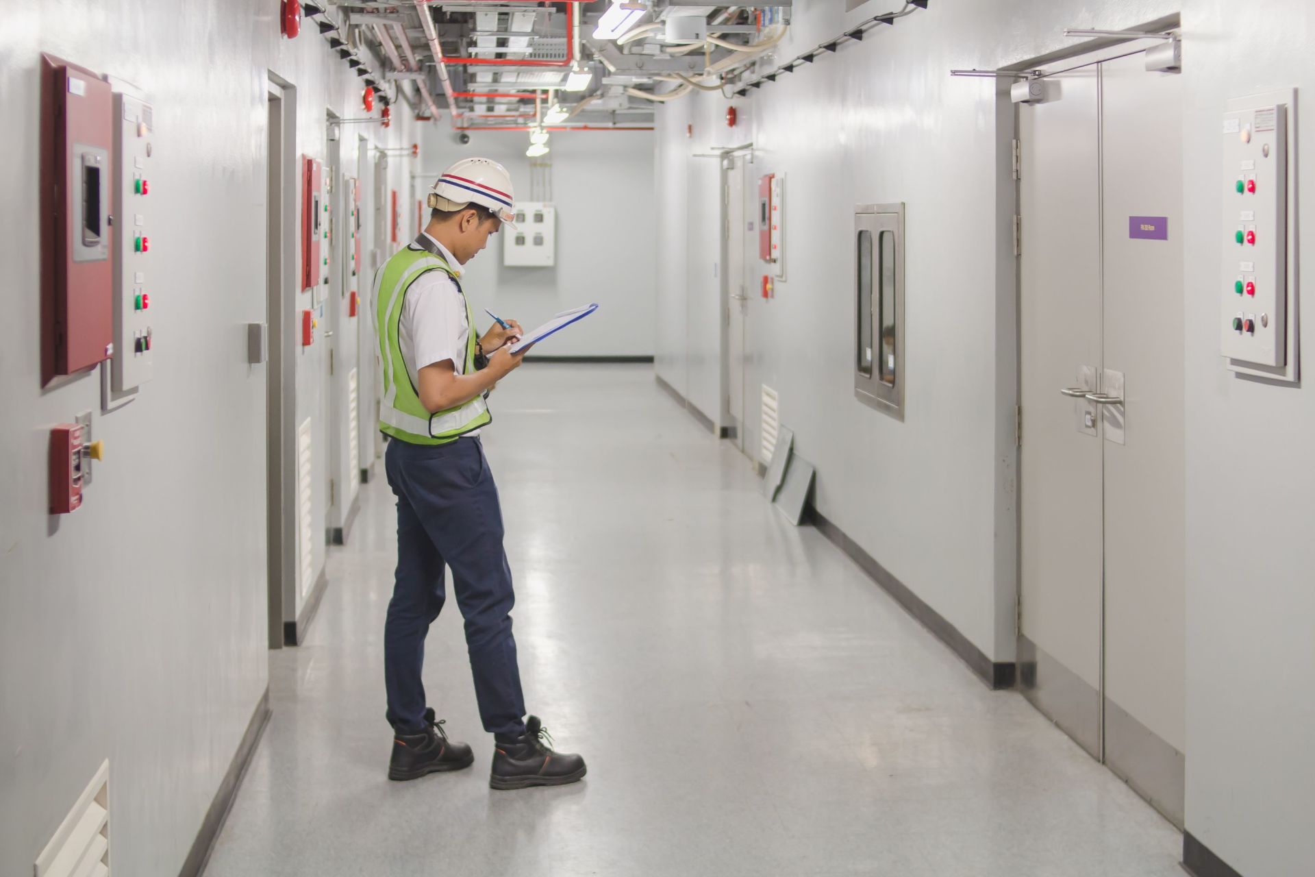 Tecnico che controlla impianti