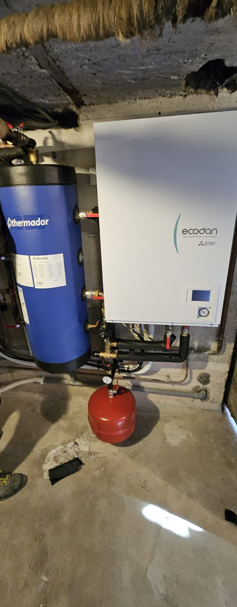 Composants du système de chauffage : cylindre bleu, appareil blanc avec logo « ecodan »