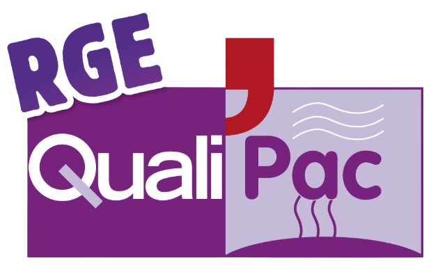 Logo pour RGE QualiPac, texte violet et blanc, avec un « J » rouge au-dessus d'un rectangle avec des lignes.