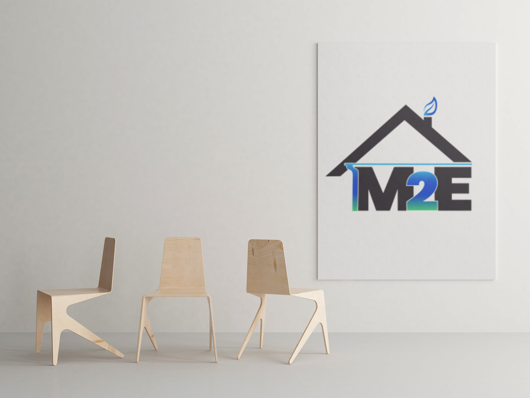 Trois chaises en bois devant un mur orné d'un logo « M2E » encadré.