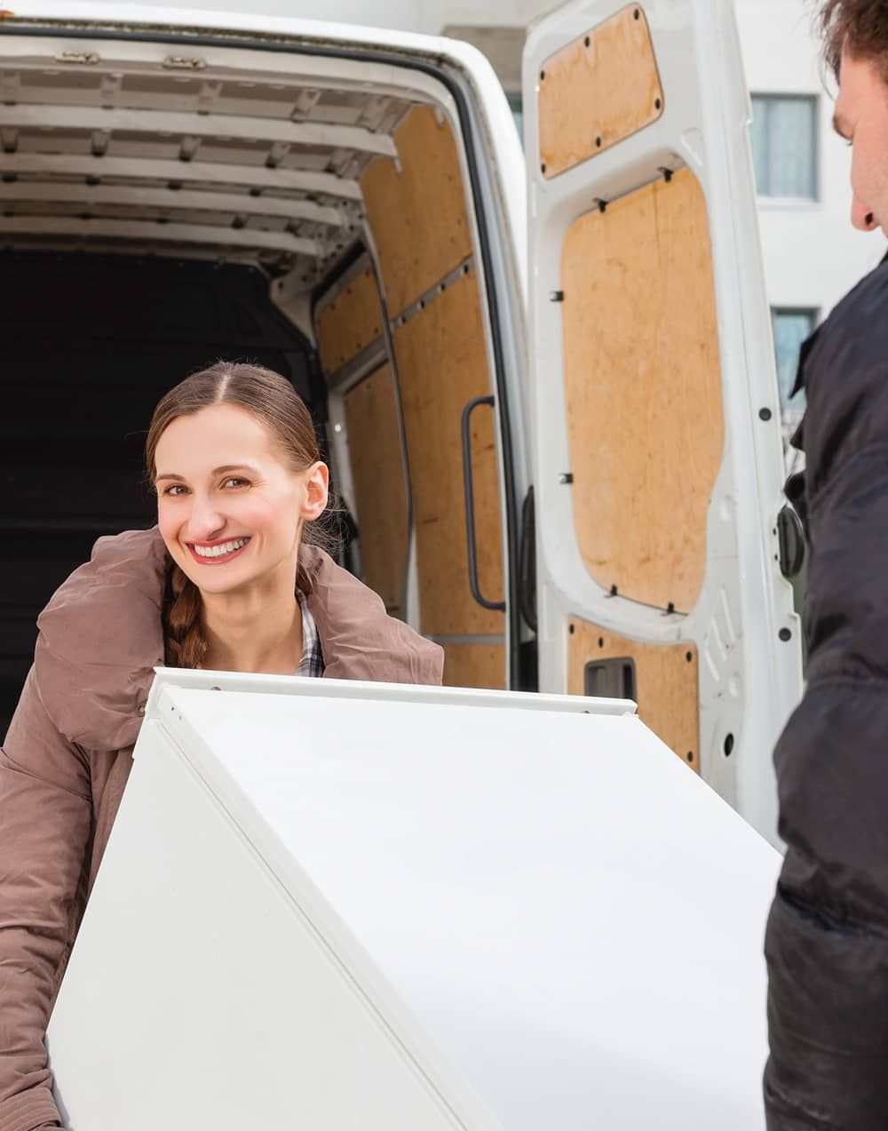 Bild vonzwei Personen, die im Selfstorage Ihren Umzug einlagern.