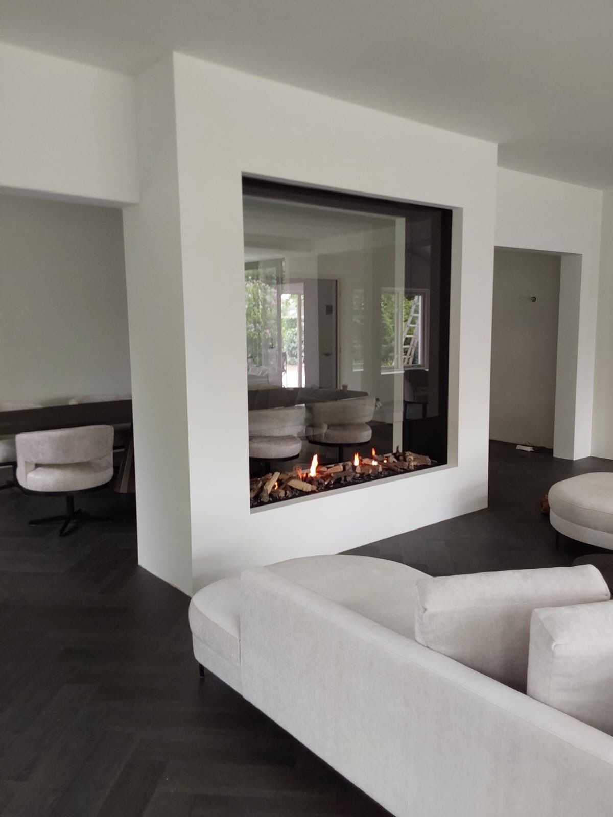 Een woonkamer met open haard en een bank