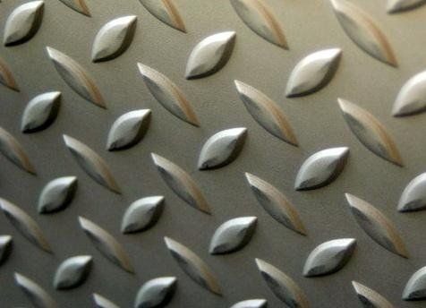 Acciaio inox con dettagli in rilievo