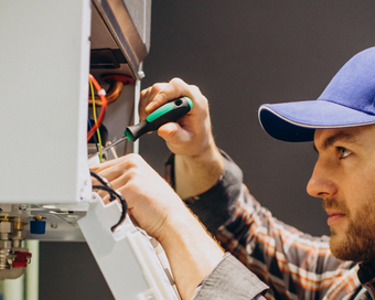 Hombre metiendo la mano en el compartimento superior de una habitación. Iluminación brillante y colores neutros.