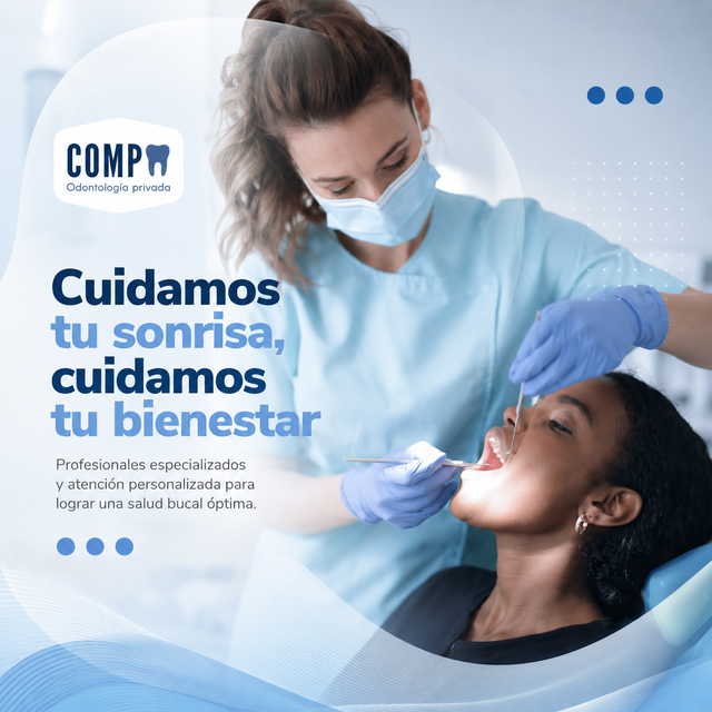 Dentista con guantes azules sosteniendo instrumental dental en un entorno clínico.