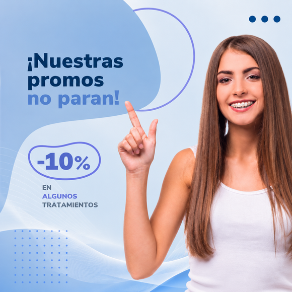 Aspiradora azul con depósito, manguera y boquilla para suelos junto a un purificador de aire blanco en un suelo luminoso.