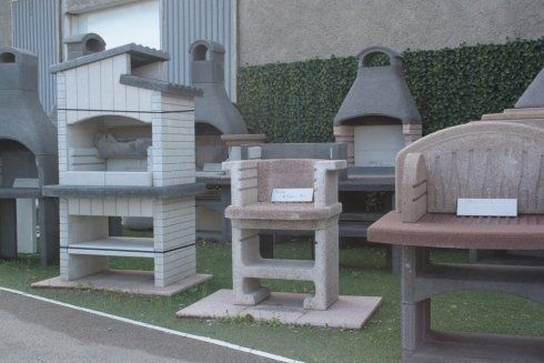 Esposizione di caminetti per esterni