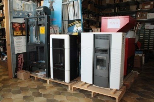 Esposizione di stufe a pellet a risparmio energetico