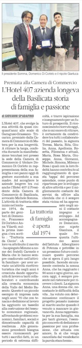 Tre uomini in giacca e cravatta sono in piedi insieme. Sotto di loro c'è un articolo con testo in italiano.